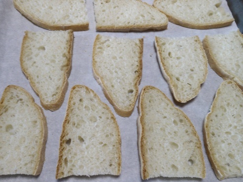 Ponete il pane duro su un piatto da forno