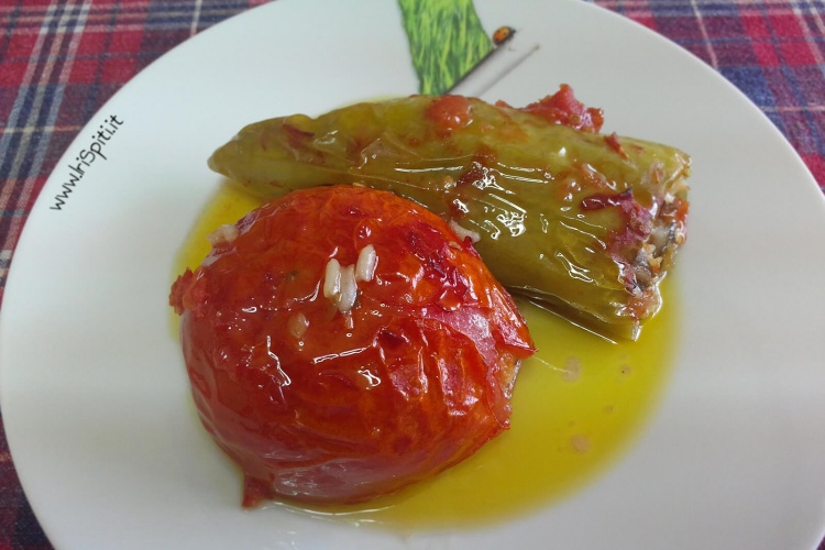 Peperoni ripieni e pomodori