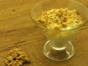 Yogurt greco con miele e noci